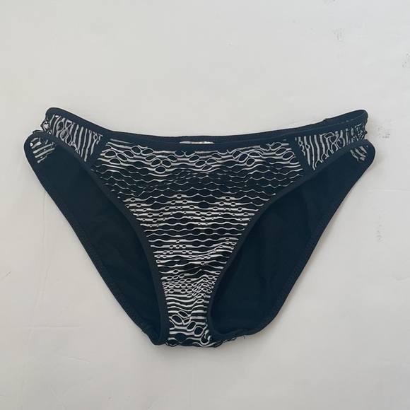 Becca by Rebecca Virtue Black Crochet Tab Side Hipster Bikini Bottom M NWT - Picture 3 of 5